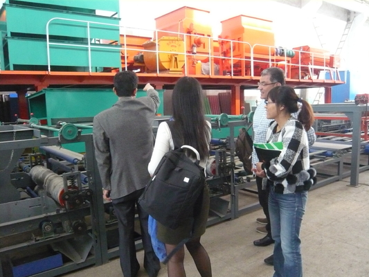 Machine voor het maken van daktegels met warmtebehoudende laag voor het maken van bouwmaterialen