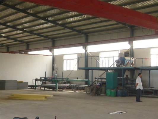 Machine voor het maken van daktegels met glasvormig profiel van glasvezelcement voor de bouw van gebouwen