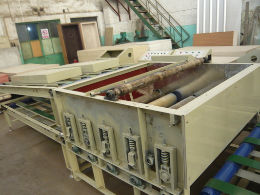 Gepersonaliseerde wandpaneelvormmachine 2270mm -3000mm Panellengte 12 maanden garantie